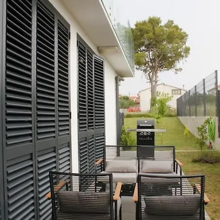 Fabulous With The Spacious Garden 公寓 扎达尔